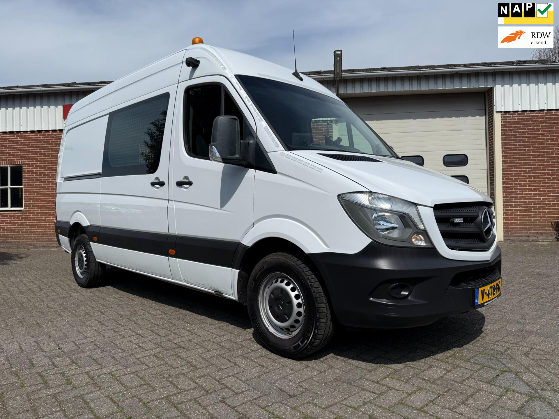 44917623-24.jpg