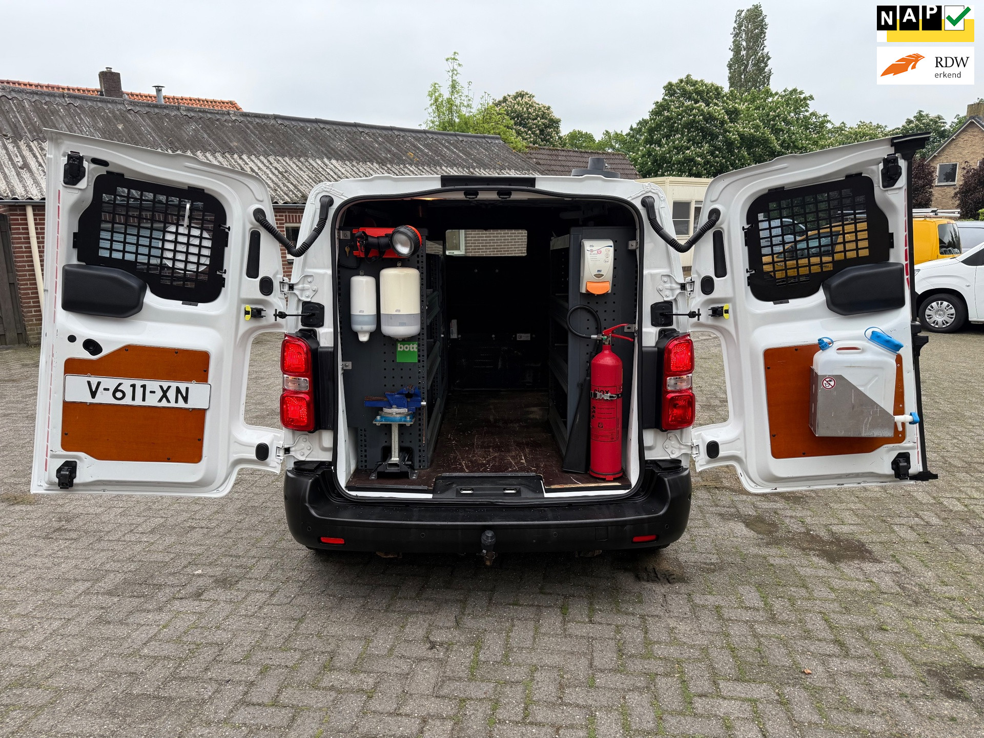53869421-26.jpg