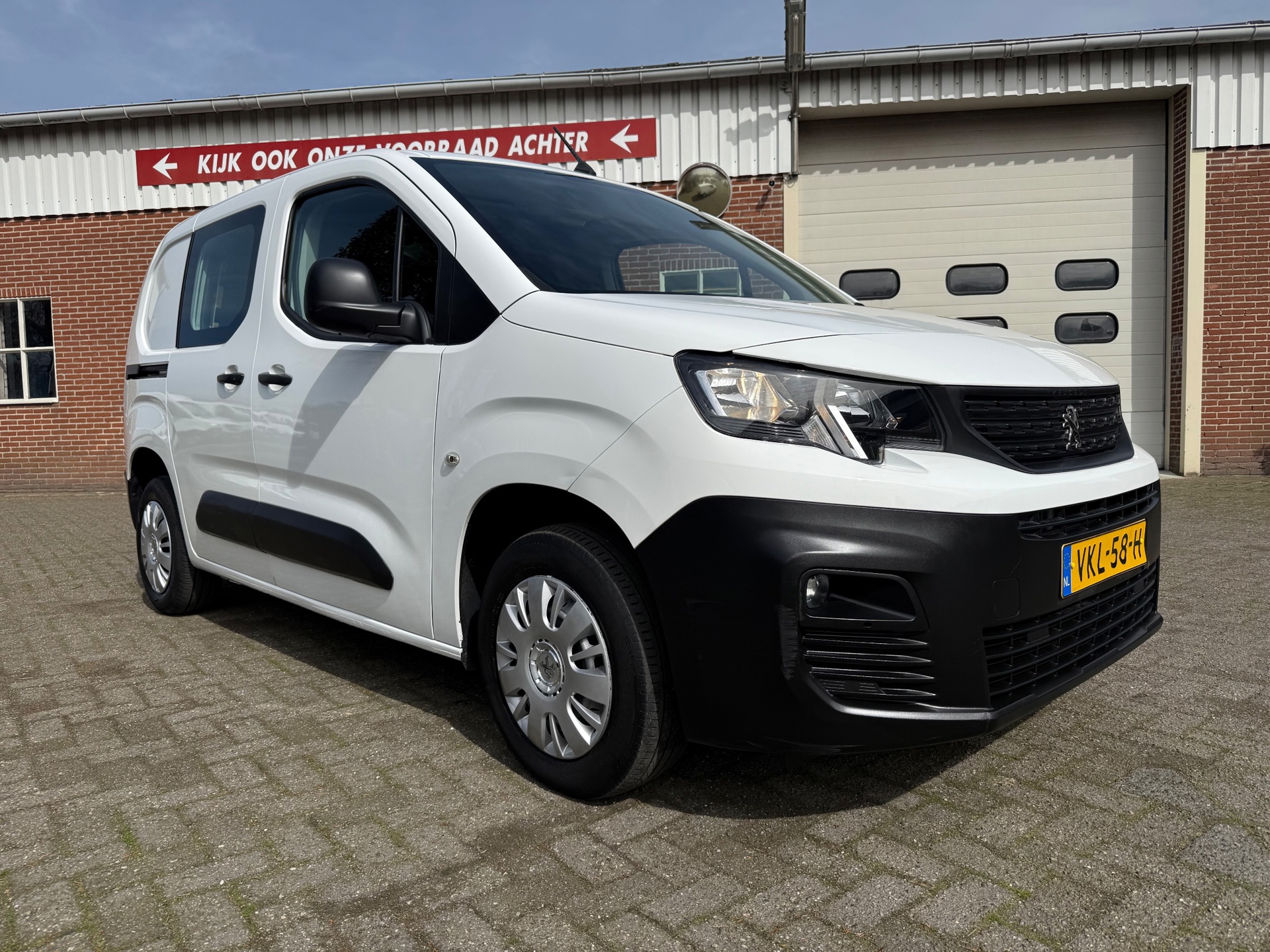 53048482-25.jpg