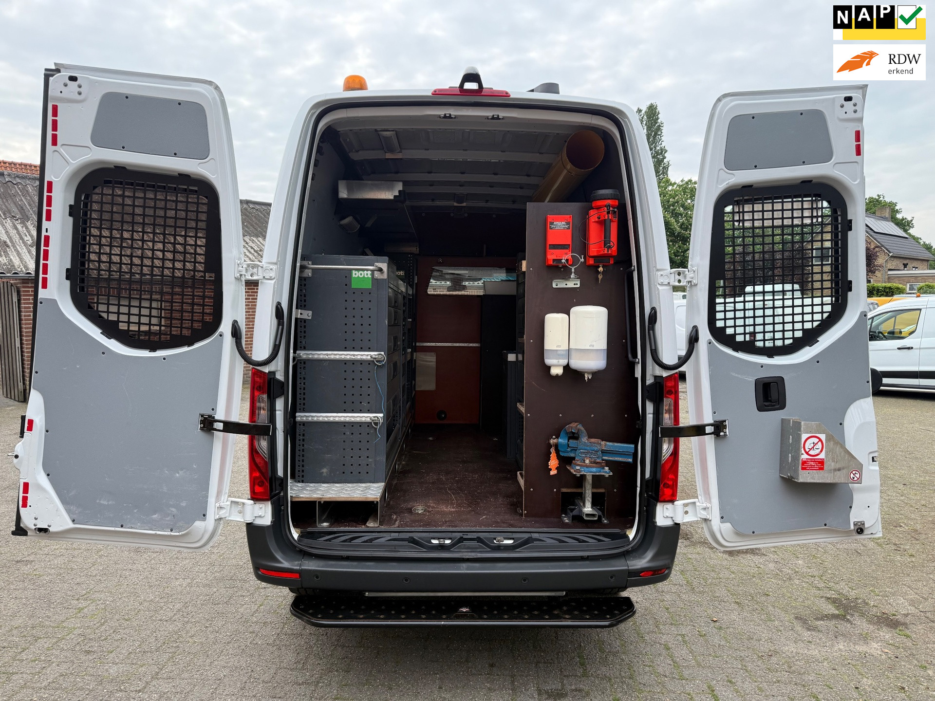 55732298