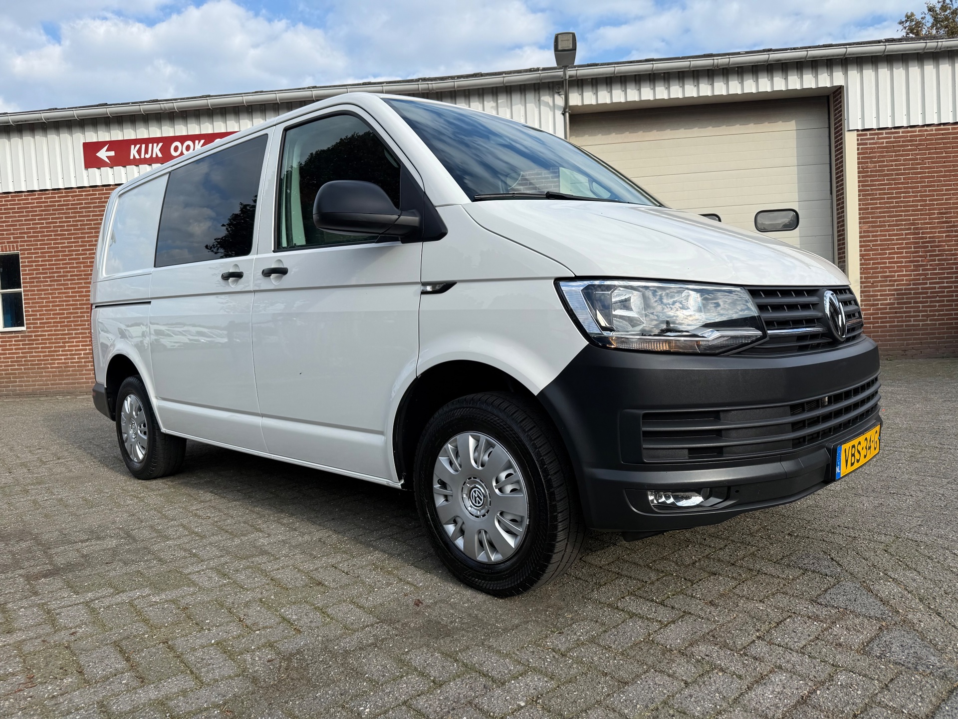 57457032-25.jpg